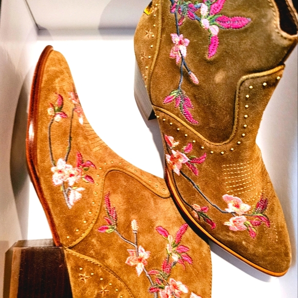 new New 💯 % beautiful  embroidery  boot... - Picture 2 of 10